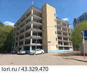 Многоярусный паркинг. Открытое шоссе, 30а. Район Метрогородок. Город Москва (2023 год). Редакционное фото, фотограф lana1501 / Фотобанк Лори