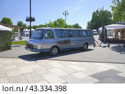 Автобус ЗИЛ-118К Юность на выставке в центре города Ногинск. Солнечный летний день. (2024 год). Редакционное фото, фотограф Александр Кузнецов / Фотобанк Лори