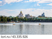 Город Екатеринбург. Вид с городского пруда на Храм-на-Крови, усадьбу Расторгуевых-Харитоновых, Вознесенскую церковь и Патриаршее подворье (2016 год). Стоковое фото, фотограф Александр Тараканов / Фотобанк Лори
