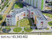 Новая школа в районе новостроек в Новых Химках (2020 год). Стоковое фото, фотограф Александр Замараев / Фотобанк Лори