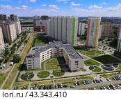Новая школа в районе новостроек в Новых Химках и жилые дома на улицах Родионова и Марии Рубцовой (2020 год). Стоковое фото, фотограф Александр Замараев / Фотобанк Лори
