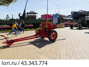 Артиллерия, 76-мм противотанковая пушка ЗИС-3, буксируемое артиллерийское орудие в оригинальной окраске. Каменск-Шахтинский, Ростовская область, Россия (2021 год). Редакционное фото, фотограф Андрей Цыганков / Фотобанк Лори