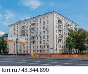 Жилой кирпичный дом по адресу улица Сайкина, 15/7 в Москве (2024 год). Редакционное фото, фотограф Константин Григорьев / Фотобанк Лори
