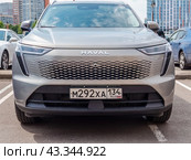 Gray colored chinese SUV Haval F8 (Xiaolong Max) parked on the street (2024 год). Редакционное фото, фотограф Константин Григорьев / Фотобанк Лори