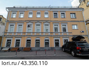 Особняк в Москве расположенный по адресу Большой Кисельный переулок, 7 строение 1. Доходный дом М.А. Скороспелова (2024 год). Редакционное фото, фотограф Константин Григорьев / Фотобанк Лори