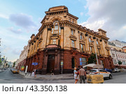 Московский Международный торгово-промышленный банк Л.С. Полякова. Улица Рождественка, 8/15 строение 3 (2024 год). Редакционное фото, фотограф Константин Григорьев / Фотобанк Лори