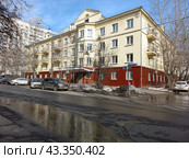 Четырёхэтажное кирпичное здание. Построено в 1950 году. Главное управление пенсионного фонда РФ № 7 по г. Москве и Московской области. 12-я Парковая улица, 6. Район Восточное Измайлово. Москва (2023 год). Редакционное фото, фотограф lana1501 / Фотобанк Лори