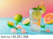 Коктейль с лаймом и апельсином. Стоковое AI-изображение, AI-художник Anna Leeva / Фотобанк Лори