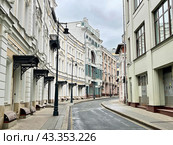 Старопанский переулок в Москве в облачную погоду весной. Носовское подворье - памятник архитектуры. Стоковое фото, фотограф Овчинникова Ирина / Фотобанк Лори