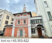 Храм святых бессребреников Космы и Дамиана в старых Панех. Старопанский переулок, дом 4, строение 2, Москва. Стоковое фото, фотограф Овчинникова Ирина / Фотобанк Лори