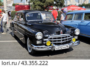 Автомобиль "ГАЗ-12" "ЗИМ". Выставка ретроавтомобилей в День города. Екатеринбург (2016 год). Редакционное фото, фотограф Александр Тараканов / Фотобанк Лори