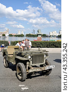 Автомобиль Willys Jeep MB. Выставка ретроавтомобилей в День города. Екатеринбург (2016 год). Редакционное фото, фотограф Александр Тараканов / Фотобанк Лори