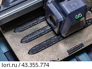 Печать сразу нескольких заготовок на домашнем 3D-принтере для склеивания модели подводной лодки. Стоковое фото, фотограф Сергей Сергеев / Фотобанк Лори