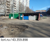 Огороженное сооружение с мусорными контейнерами на 14-ой Парковой улице. Район Восточное Измайлово. Город Москва (2023 год). Редакционное фото, фотограф lana1501 / Фотобанк Лори
