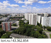 Жилые дома по улица Изумрудная и перекресток с улицей Шушенская в Лосиноостровском районе Москвы (2024 год). Редакционное фото, фотограф Александр Замараев / Фотобанк Лори