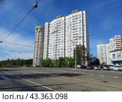 Восемнадцатиэтажный пятиподъездный панельный жилой дом серии ГМС-2001 (ГМС-1). Построен в 2006 году. Краснобогатырская улица, 11. Район Богородское. Москва (2024 год). Редакционное фото, фотограф lana1501 / Фотобанк Лори