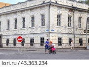 Екатеринбург, улица Толмачева, дом 30. Купеческий особняк П.И. Иванова, конец XIX века (Уральский колледж недвижимости и упраления имени Егора Летова) (2016 год). Стоковое фото, фотограф Александр Тараканов / Фотобанк Лори