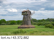 Старая деревянная ветряная мельница в поле. Псковская область (2024 год). Стоковое фото, фотограф Анна Карасева / Фотобанк Лори