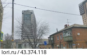 Двор старого фонда. Сочетание с новым домом. Краснодар (2024 год). Редакционное видео, видеограф Сергей Татаринцев / Фотобанк Лори