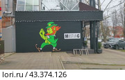Улица города. Изображение на стене (2024 год). Редакционное видео, видеограф Сергей Татаринцев / Фотобанк Лори
