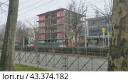 Улица города (2024 год). Редакционное видео, видеограф Сергей Татаринцев / Фотобанк Лори