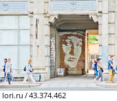 Портрет Анны Ахматовой рядом с музеем Анны Ахматовой в Фонтанном доме. Санкт-Петербург (2024 год). Редакционное фото, фотограф E. O. / Фотобанк Лори