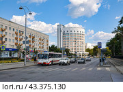 Город Екатеринбург. Вид на проспект Ленина и гостиницу «Исеть» (2016 год). Редакционное фото, фотограф Александр Тараканов / Фотобанк Лори