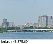 Макаровский мост (до 1918 года — Кривцовский) — мост через реку Исеть в Екатеринбурге. Соединяет берега верхней части Городского пруда на улице Челюскинцев (до 1934 года — Северная улица). Выше по течению находится пешеходный мост, ниже — плотина Городского пруда. Самый длинный мост в г. Екатеринбурге, общая длина составляет 254,95 м (2023 год) (2024 год). Стоковое фото, фотограф Сергей Елизарьев / Фотобанк Лори