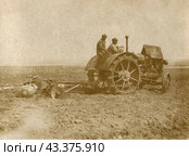 Красноармейцы вспахивают поле на тракторе Интернационал, 1928 -1929 г. Стоковое фото, фотограф Retro / Фотобанк Лори