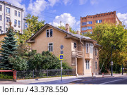 Улица Пречистенка, Гагаринский переулок, Особняк писателя С.Д. Мстиславского, Москва (2023 год). Стоковое фото, фотограф Baturina Yuliya / Фотобанк Лори