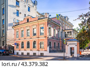 Улица Большая Полянка, городские усадьбы 19 века, Доходный дом Якова Демента, Москва (2023 год). Стоковое фото, фотограф Baturina Yuliya / Фотобанк Лори