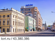 Улица Большая Полянка, дома, офисы, кафе и Григориевская церковь, Москва (2023 год). Редакционное фото, фотограф Baturina Yuliya / Фотобанк Лори