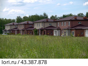 Дуплекс дом таунхаус на две семьи (2024 год). Стоковое фото, фотограф MК / Фотобанк Лори