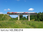 Тепловоз ТЭМ18ДМ-571 с пригородным поездом на мосту через реку Синячиха, перегон Синячиха - Бабушкино, Свердловская область (2018 год). Редакционное фото, фотограф Алексей Иванов / Фотобанк Лори