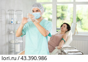 Doctor anesthetist checks the syringe before injection to patient. Стоковое фото, фотограф Яков Филимонов / Фотобанк Лори
