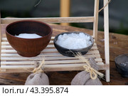 Salt extraction in a retro salt factory. Salt in a clay pot extracted for sale. Стоковое фото, фотограф Андрей Журавлев / Фотобанк Лори