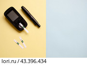 Экспресс тест для измерения уровня глюкозы в крови. Анализ крови на сахар в домашних условиях. Стоковое фото, фотограф Дорощенко Элла / Фотобанк Лори
