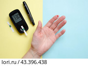 Экспресс тест для измерения уровня глюкозы в крови. Анализ крови на сахар в домашних условиях. Стоковое фото, фотограф Дорощенко Элла / Фотобанк Лори
