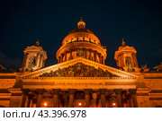 Купол Исаа́киевского собо́ра при вечернем освещении. Санкт-Петербург (2024 год). Стоковое фото, фотограф Оксана / Фотобанк Лори