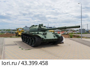 Советский средний танк Т-62, ранняя модификация, на территория музея клуба Юный Ястреб. Волгоградская область, Средняя Ахтуба, Россия. (2024 год). Редакционное фото, фотограф Андрей Цыганков / Фотобанк Лори