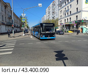Автобус на рейсе. 9-ая Парковая улица. Район Измайлово. Город Москва (2024 год). Редакционное фото, фотограф lana1501 / Фотобанк Лори
