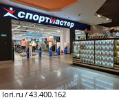 Спортивный магазин для всей семьи "Спортмастер". Торговый комплекс "Город Лефортово". Шоссе Энтузиастов, 12, корпус 2. Район Лефортово. Город Москва (2024 год). Редакционное фото, фотограф lana1501 / Фотобанк Лори