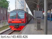 Электропоезд ЭД4М-0225 стоит у платформы Белорусского железнодорожного вокзала в городе Москве (2024 год). Редакционное фото, фотограф Румянцева Наталия / Фотобанк Лори