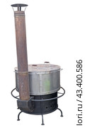 Старая походно-полевая кухня на белом фоне. An old camping and field kitchen on a white background.. Стоковое фото, фотограф Татьяна Д / Фотобанк Лори
