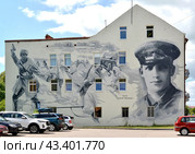 Портрет Героя Советского Союза капитана Гусева С.И. на стене здания. Гусев, Калининградская область (2024 год). Редакционное фото, фотограф Ирина Борсученко / Фотобанк Лори