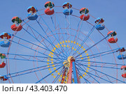 Аттракцион кольцо обозрения на фоне голубого неба. Ferris wheel with space for text. Стоковое фото, фотограф Татьяна Д / Фотобанк Лори