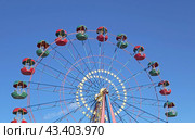 Аттракцион кольцо обозрения на фоне голубого неба. Ferris wheel with space for text. Стоковое фото, фотограф Татьяна Д / Фотобанк Лори