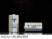 New 4680 lithium ion battery cell for EVs Tesla, . St. Petersburg, Russia, January 9, 2022. Стоковое фото, фотограф Владимир Григорьев / Фотобанк Лори