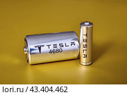4680 is new formfactor of Tesla lithium battery cell, St. Petersburg, Russia, January 6, 2022. Стоковое фото, фотограф Владимир Григорьев / Фотобанк Лори
