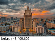 Драматический небесный пейзаж над центральной частью Москвы (2019 год). Редакционное фото, фотограф Юрий Шурчков / Фотобанк Лори